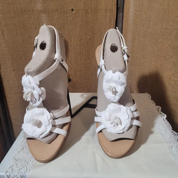 NAYA White Leather Sandals with Flower Detail and Block Heel Size 8.5 - Picture 4 of 7